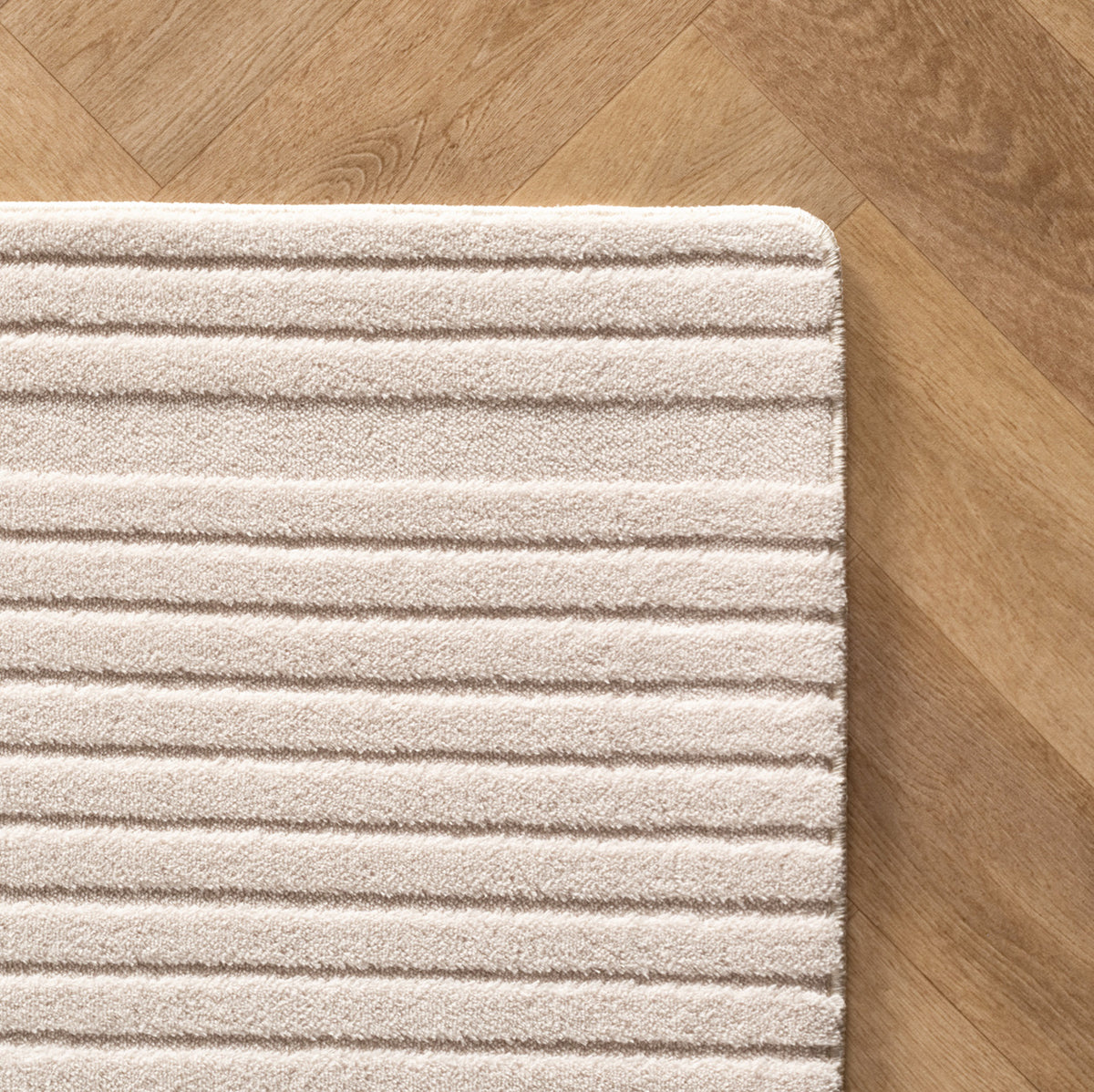 Pia 1612 creme · Moderner Teppich mit geschwungenem Linienmuster