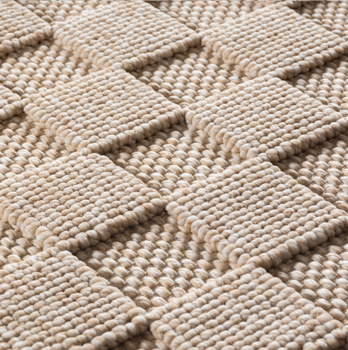 Hira 2203 beige · Moderner Strukturteppich mit geometrischem 3D-Rautenmuster